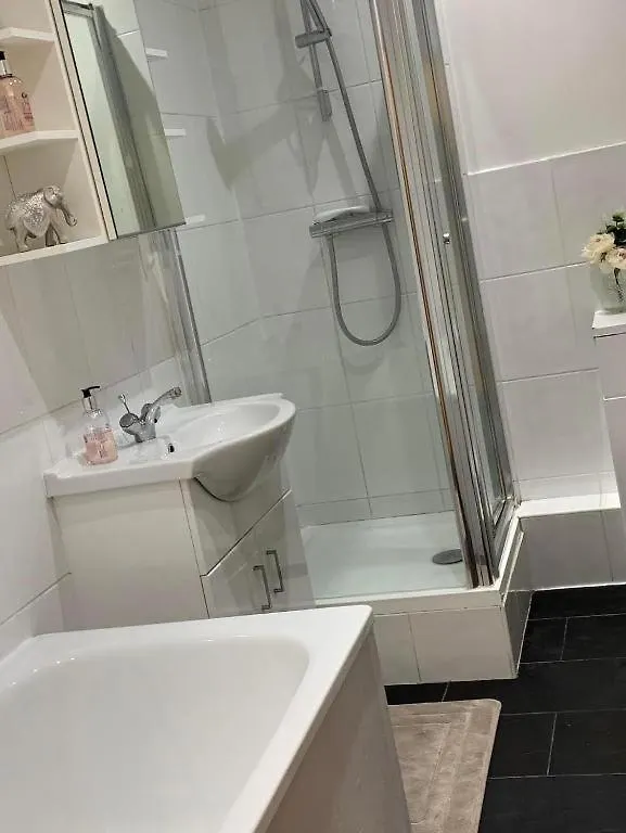 City 2 Bedroom Apartment London Tower Bridge With Free Secure Gated Parking - Perfect For Long Stay