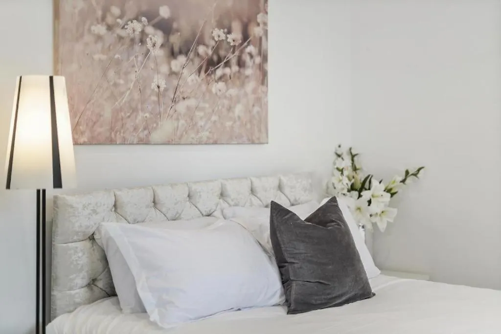 City 2 Bedroom Apartment London Tower Bridge With Free Secure Gated Parking - Perfect For Long Stay 0*,  United Kingdom