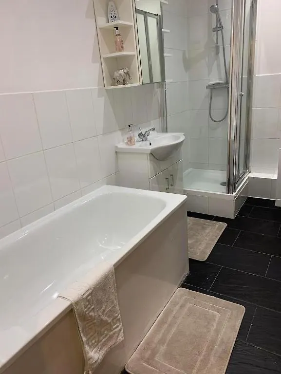 City 2 Bedroom Apartment London Tower Bridge With Free Secure Gated Parking - Perfect For Long Stay 0*,