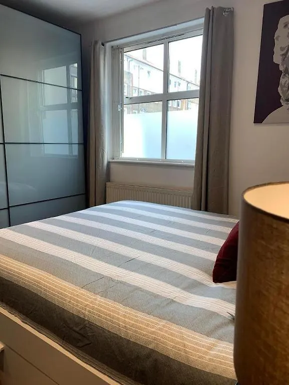 City 2 Bedroom Apartment London Tower Bridge With Free Secure Gated Parking - Perfect For Long Stay 0*,  United Kingdom