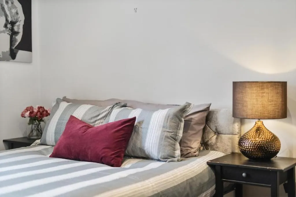 City 2 Bedroom Apartment London Tower Bridge With Free Secure Gated Parking - Perfect For Long Stay United Kingdom